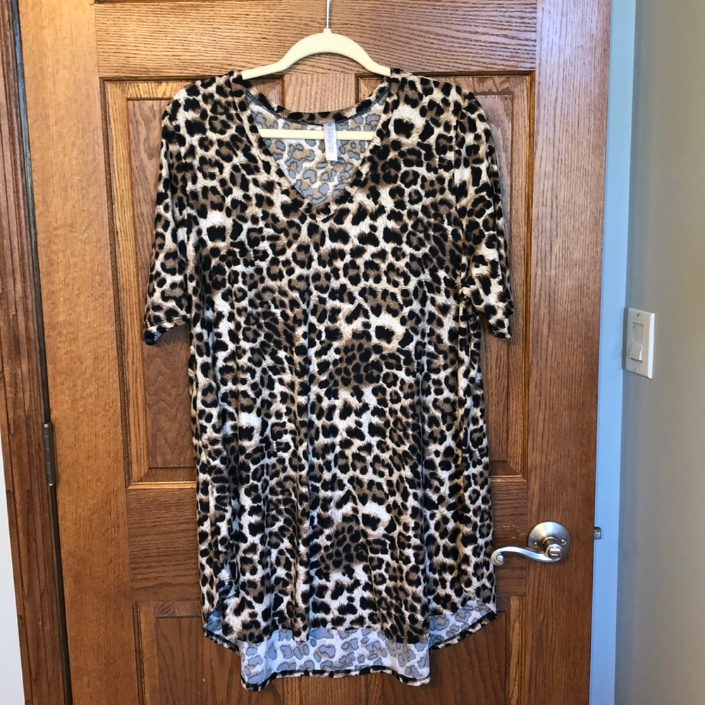 Leopard Print V-Neck Short Sleeve Top